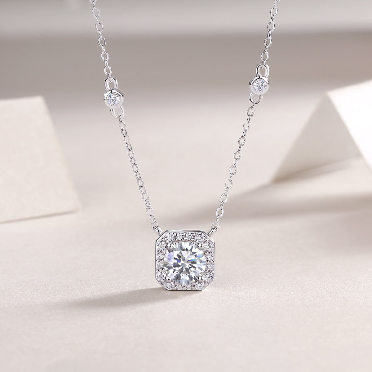Fashionable And Luxurious Diamond Jewelry Pendant